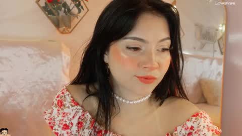 naamah_b online show from November 4, 2025, 2:05 pm