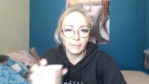 nadinnnea online show from November 17, 2025, 8:42 am