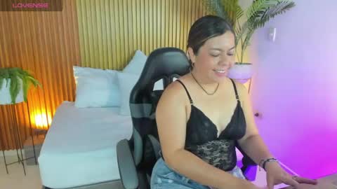 Snapshot of nahia_13 chatting on April 28, 2026, 2:33 pm N A H I A online show from April 28, 2026, 2:33 pm