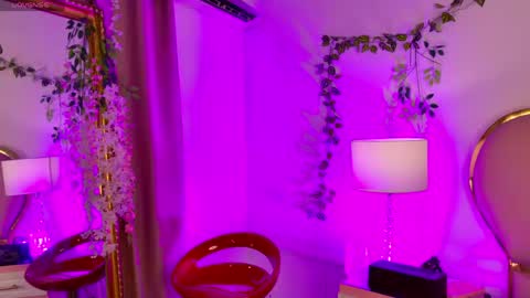NahiaraReina  online show from April 25, 2026, 2:03 pm