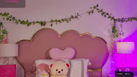 NahiaraReina  online show from July 6, 2026, 1:19 pm