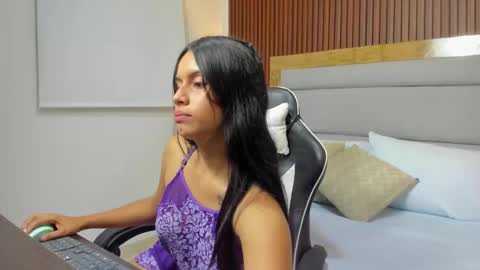 Snapshot of nahiaras_herz chatting on September 30, 2025, 12:32 pm N A H I online show from September 30, 2025, 12:32 pm