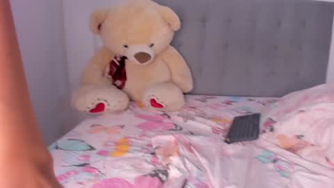 Snapshot of nahomi_miller_ chatting on January 24, 2025, 11:34 pm Laura online show from January 24, 2025, 11:34 pm