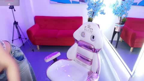 nahomi_velmont online show from June 1, 2026, 12:40 pm