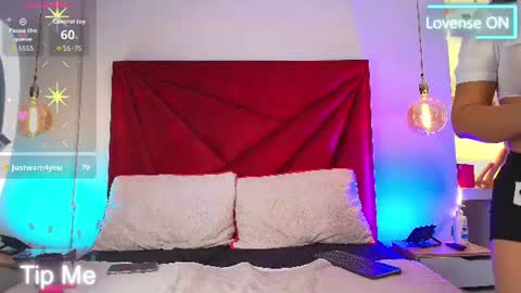 NahomiRoss online show from June 19, 2026, 2:32 pm