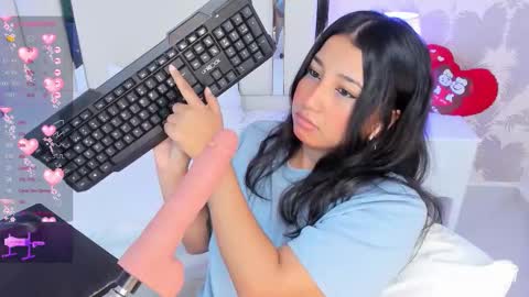 Nahomy Roberts online show from November 12, 2025, 12:38 pm