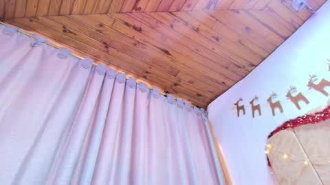 Naia x online show from December 17, 2025, 8:15 pm