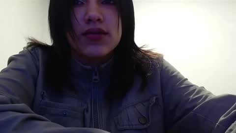 naiakit18 online show from January 10, 2025, 10:04 pm