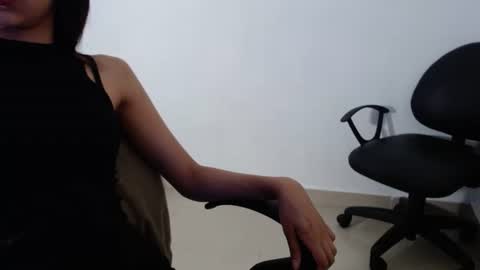naiakit18 online show from January 11, 2025, 3:42 pm