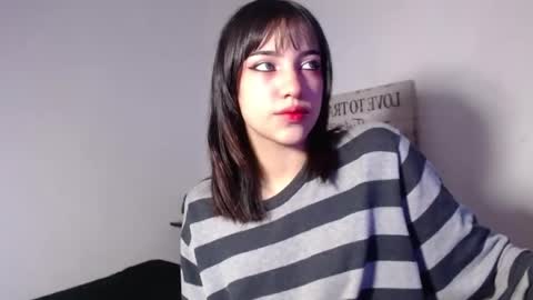 naiakit18 online show from February 5, 2025, 1:37 am