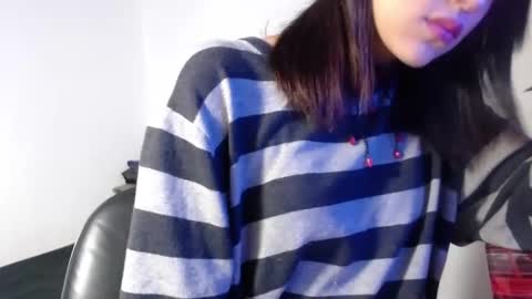 naiakit18 online show from February 13, 2025, 6:48 pm