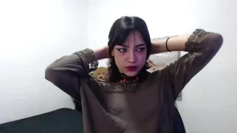 naiakit18 online show from February 19, 2025, 10:31 pm