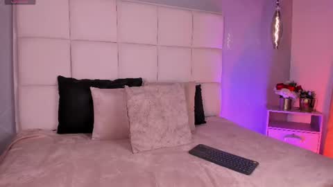 naina deivis33 online show from June 17, 2026, 3:42 am