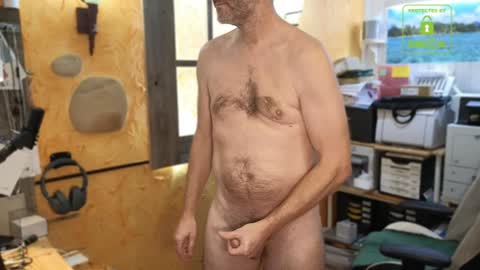 Snapshot of nakedluke chatting on December 19, 2024, 5:18 pm Luke online show from December 19, 2024, 5:18 pm