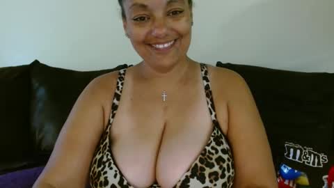 Snapshot of nala_thickk chatting on October 7, 2025, 5:43 pm Nala Thickk online show from October 7, 2025, 5:43 pm