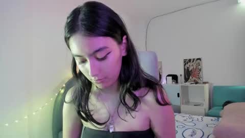 nami_white online show from September 12, 2025, 3:01 pm