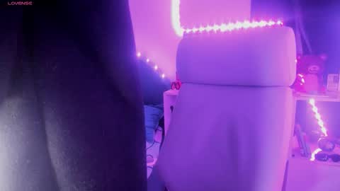 nami_white online show from September 22, 2025, 4:14 am