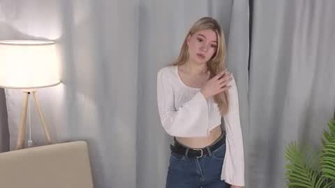 Snapshot of nancyajasin chatting on November 17, 2025, 3:23 am Hello im Lola online show from November 17, 2025, 3:23 am