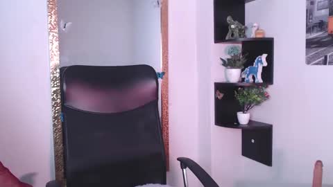 nany_pretty online show from March 8, 2025, 8:46 pm