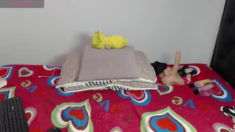 naomi_browmn online show from October 16, 2025, 1:23 pm