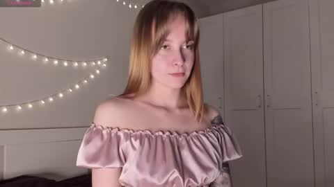 Snapshot of naomi_oops chatting on October 19, 2025, 5:24 pm Naomi online show from October 19, 2025, 5:24 pm