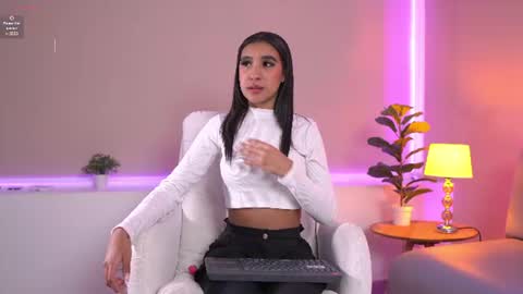 Snapshot of naomi_silk chatting on July 1, 2026, 12:29 pm naomi_silk online show from July 1, 2026, 12:29 pm