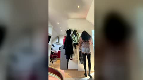 naomikandra online show from April 25, 2026, 10:29 am