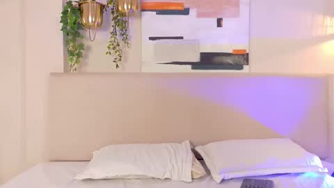 Naomi Klarc online show from November 12, 2025, 4:24 am