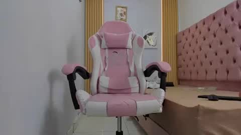 naomis_35 online show from September 22, 2025, 8:22 pm