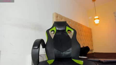 naomis_35 online show from October 13, 2025, 7:36 pm