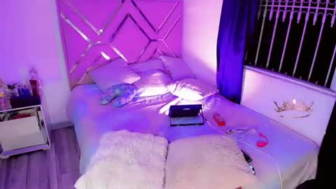 naomisaenz01 online show from July 13, 2026, 8:06 am