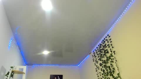 naomy online show from December 16, 2024, 1:42 am