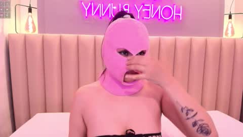 Naomy  online show from November 21, 2025, 9:46 pm