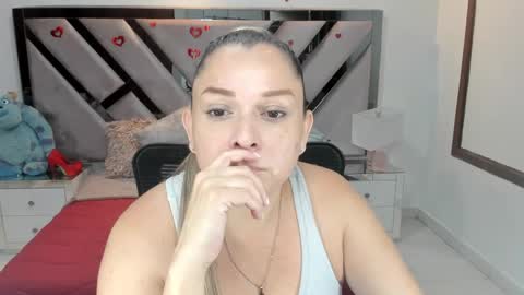 natalia5560 online show from October 5, 2025, 1:42 pm
