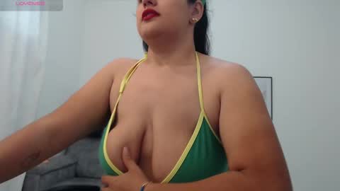 Snapshot of natalia_curvy1 chatting on October 28, 2025, 6:43 pm Nathalia online show from October 28, 2025, 6:43 pm
