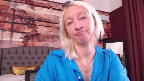 Snapshot of natalie_bitton chatting on September 24, 2025, 9:23 am Natalie online show from September 24, 2025, 9:23 am