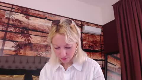 Snapshot of natalie_bitton chatting on March 17, 2026, 5:55 am Natalie online show from March 17, 2026, 5:55 am