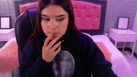 Snapshot of natalie_loffreda chatting on October 2, 2025, 2:51 am natalie  online show from October 2, 2025, 2:51 am