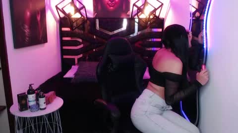 natalie  online show from May 5, 2026, 8:28 pm