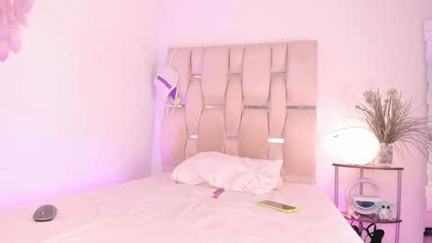 Snapshot of natalie_paris chatting on December 18, 2024, 11:13 am Natalie online show from December 18, 2024, 11:13 am