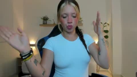Nataly online show from May 1, 2026, 1:54 am