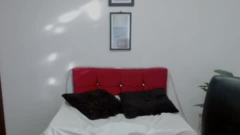 Nataly Escobar online show from January 19, 2026, 12:31 pm