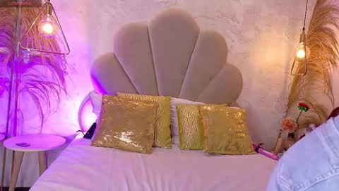 Natasha Collen online show from September 12, 2025, 5:57 pm
