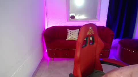 nathaly low online show from June 22, 2026, 12:13 pm