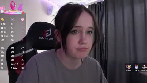 natsuki2005 online show from September 13, 2025, 9:42 am