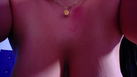 Snapshot of naturalboobs1 chatting on December 15, 2024, 6:29 am  Annie  online show from December 15, 2024, 6:29 am
