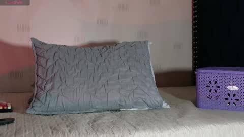 Snapshot of naturaltitss_ chatting on October 2, 2025, 7:43 pm Gwen  online show from October 2, 2025, 7:43 pm