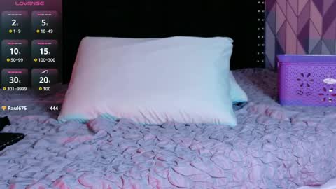 Snapshot of naturaltitss_ chatting on October 3, 2025, 7:33 pm Gwen  online show from October 3, 2025, 7:33 pm