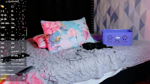 Snapshot of naturaltitss_ chatting on October 8, 2025, 7:44 pm Gwen  online show from October 8, 2025, 7:44 pm