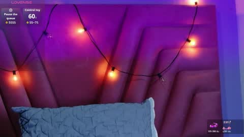 Snapshot of naturaltitss_ chatting on April 28, 2026, 12:32 pm Gwen online show from April 28, 2026, 12:32 pm